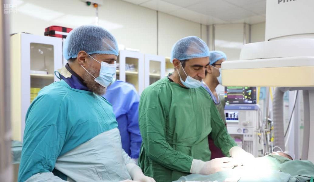 الفريق الطبي التطوعي لمركز الملك سلمان للإغاثة ينقذ حياة الطفلة اليمنية “جنى”