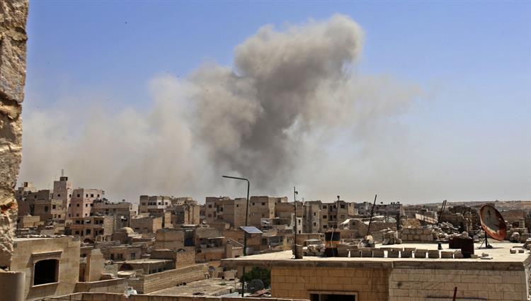مصرع 3 أشخاص نتيجة إلقاء قوات النظام السوري براميل متفجرة بريف إدلب