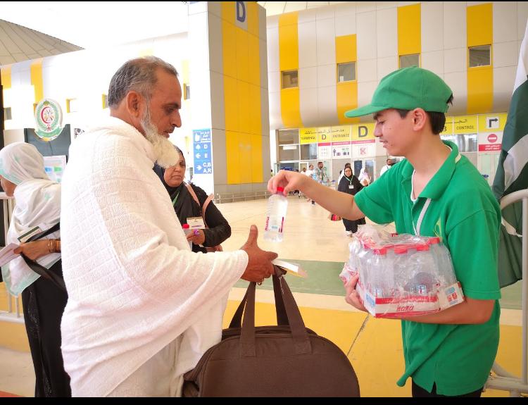 جمعية غيث الخيرية تنفرد وحيدة بسقيا الحجاج في صالة الحجاج بمطار الملك عبدالعزيز