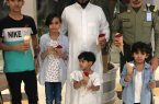 جوازات مطار الملك سعود بالباحة تستقبل المسافرين بالورود بمناسبة العيد
