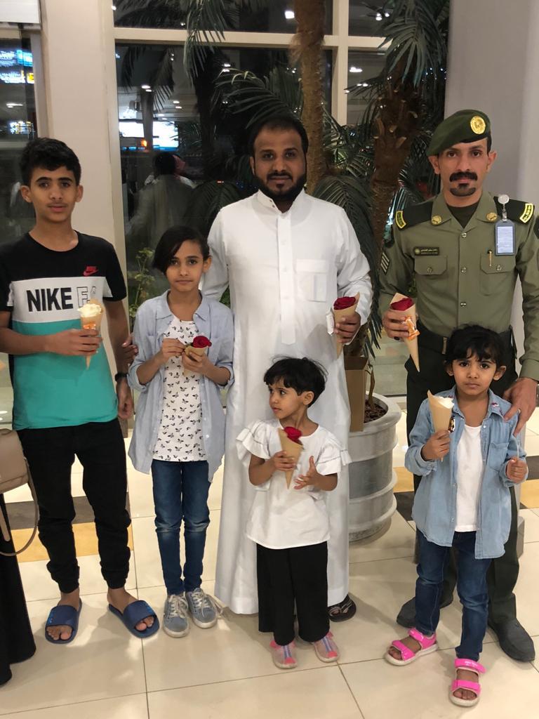 جوازات مطار الملك سعود بالباحة تستقبل المسافرين بالورود بمناسبة العيد