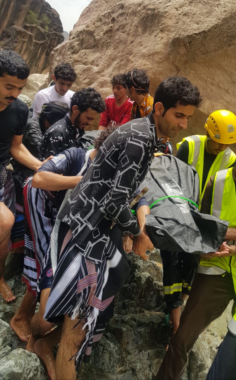 بالصور :  جهود جبارة بذلها متطوعون الريث للبحث عن مفقودي وادي لجب .