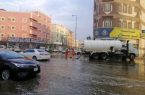 بلدية محافظة صامطة تُباشر أعمالها بنزح تجمعات مياه الأمطار