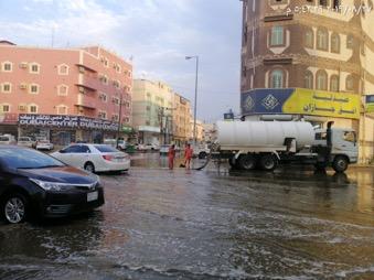 بلدية محافظة صامطة تُباشر أعمالها بنزح تجمعات مياه الأمطار