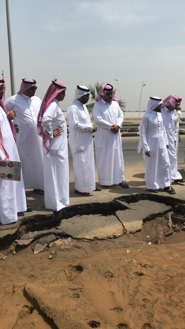 رئيس بلدية محافظة الطوال ورئيس المجلس البلدي يقومان بجولة تفقدية على أضرار الأمطار في المحافظة 