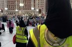 متطوعات يقدمن الخدمات للزوار في ساحات المسجد النبوي