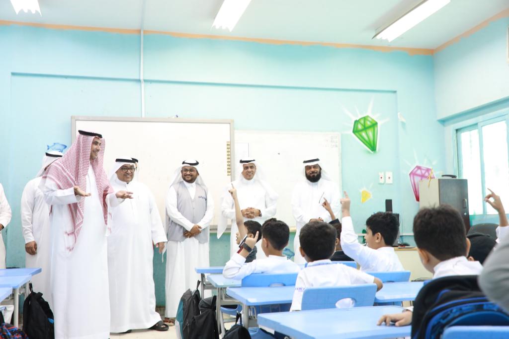 مدير تعليم جازان يستقبل طلاب الصفوف الأولية بمدرسة الملك عبدالله بجازان