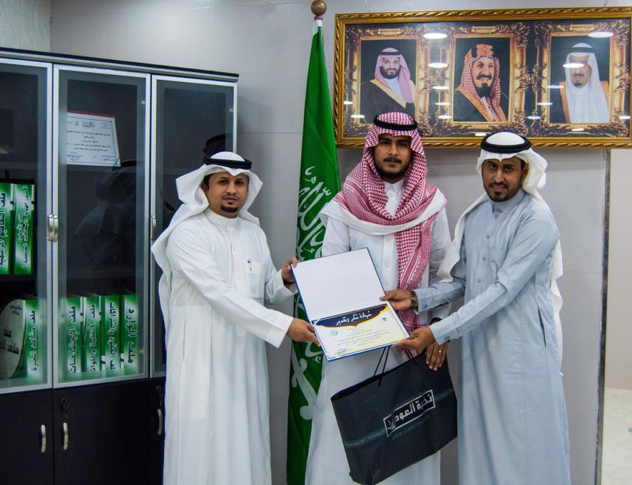 المدير التنفيذي لمجموعة إيلاف بصبيا يتوج الفائزين بمسابقة سعودي بوست الخاصة برؤية 2030