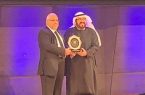 منتدي المستثمر العربي يمنح الاقتصادي السعودي (ناقور ) الجائزة العالمية للاستثمار
