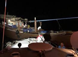 حرس الحدود يساعد قارباً كويتياً تعطل في عرض البحر وعلى متنه شخصان