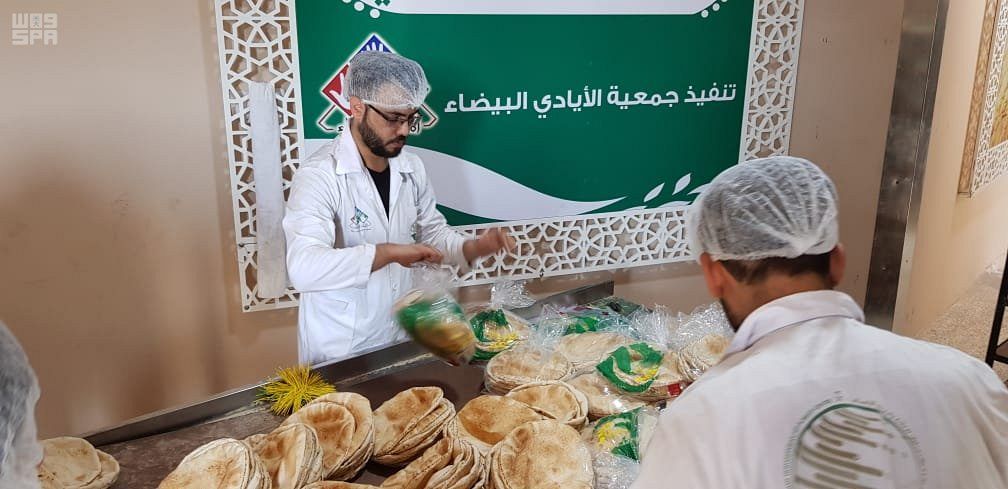 مركز الملك سلمان للإغاثة يواصل توفير أرغفة الخبز في الشمال السوري