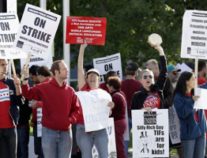 المعلمون فى شيكاغو يرفعون شعار “الإضراب هو الحل