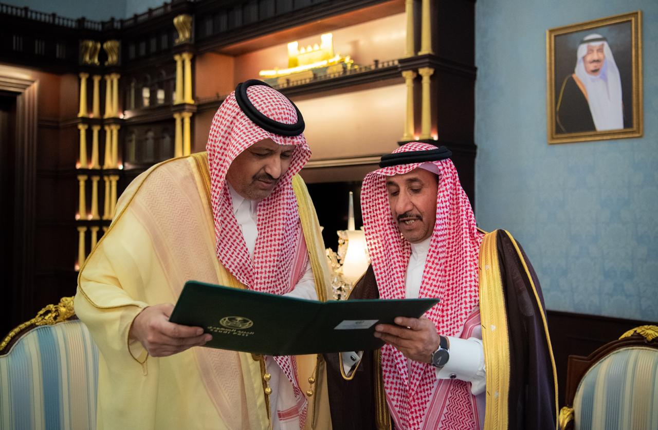 أمير الباحة يستقبل مدير فرع البريد السعودي بالمنطقة