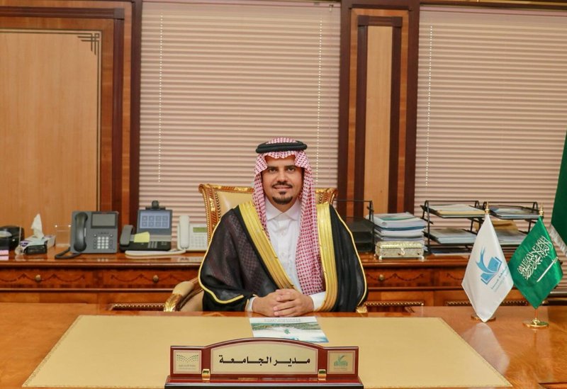 مُدير جامعة جدة  يشكر المُشرف على معسكرات الخدمة العامة
