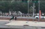 بالفيديو : “القيسي” رجل أمن يرفع العلم السعودي بعد سقوطه من السارية بسبب الرياح الشديدة بمنطقة جازان