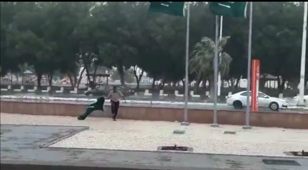 بالفيديو : “القيسي” رجل أمن يرفع العلم السعودي بعد سقوطه من السارية بسبب الرياح الشديدة بمنطقة جازان