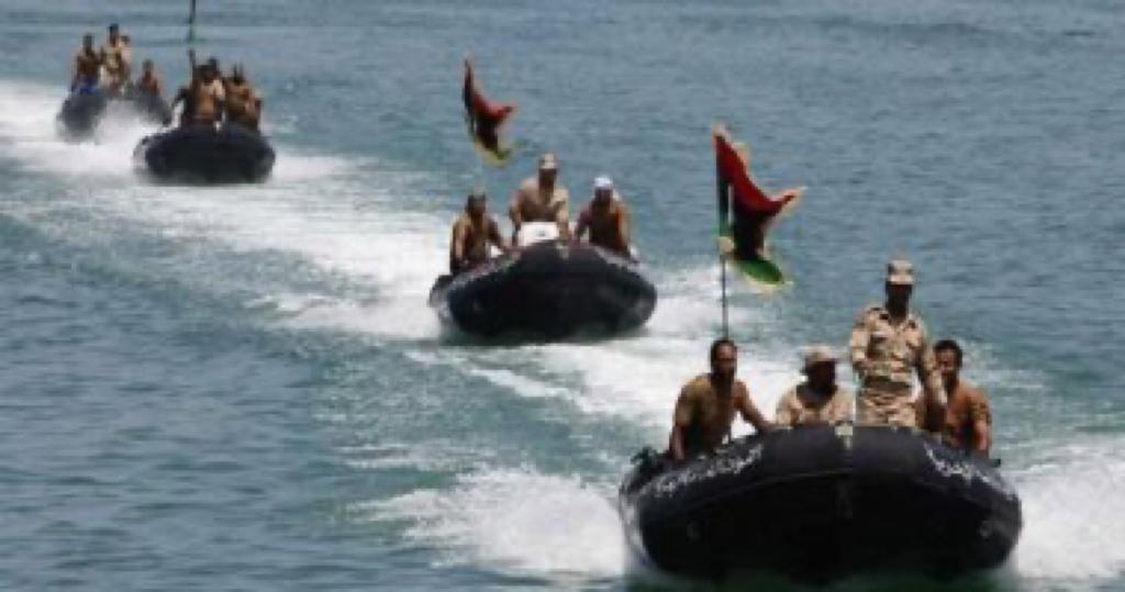 90 مهاجرا غير شرعى قبالة سواحل مدينة الخمس والبحرية الليبية تنقذهم