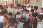 معلمي وطلاب ابتدائية شعر بمحافظة تربة يحتفلون بالطالب فارس البقمي الذي أصيب اثر حادث مروري
