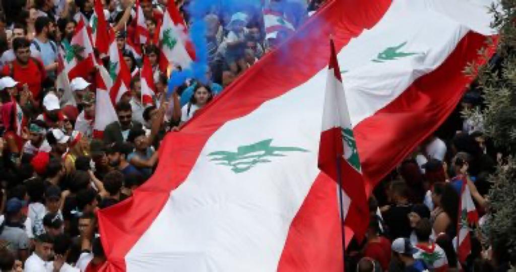 ” لبنان “أجواء احتفالية خلال التظاهرات مع التمسك بمطلب رحيل السلطة الحاكمة