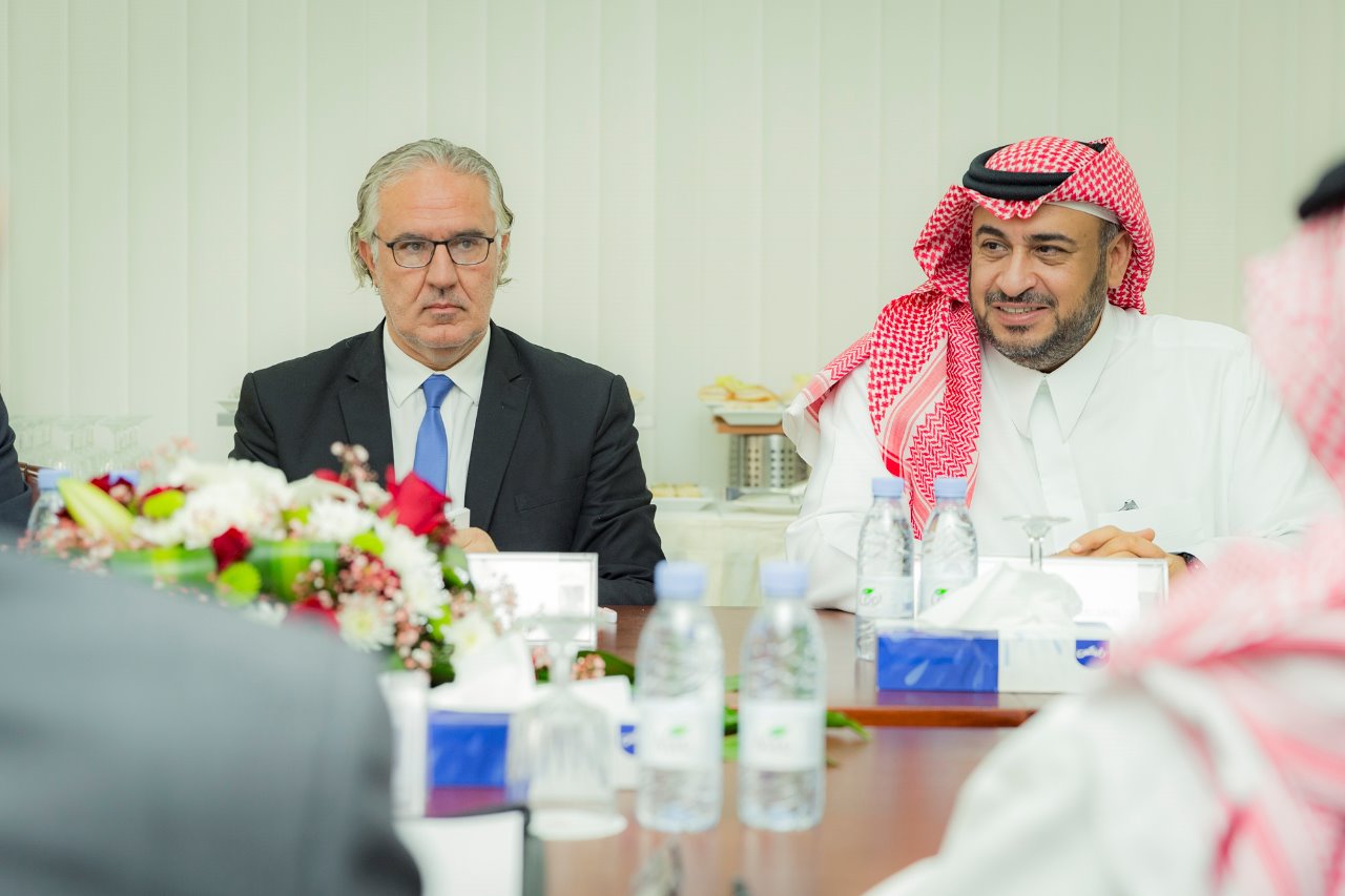 رئيس جمعية الطيران السعودي يزور الكلية التقنية العالمية لعلوم الطيران