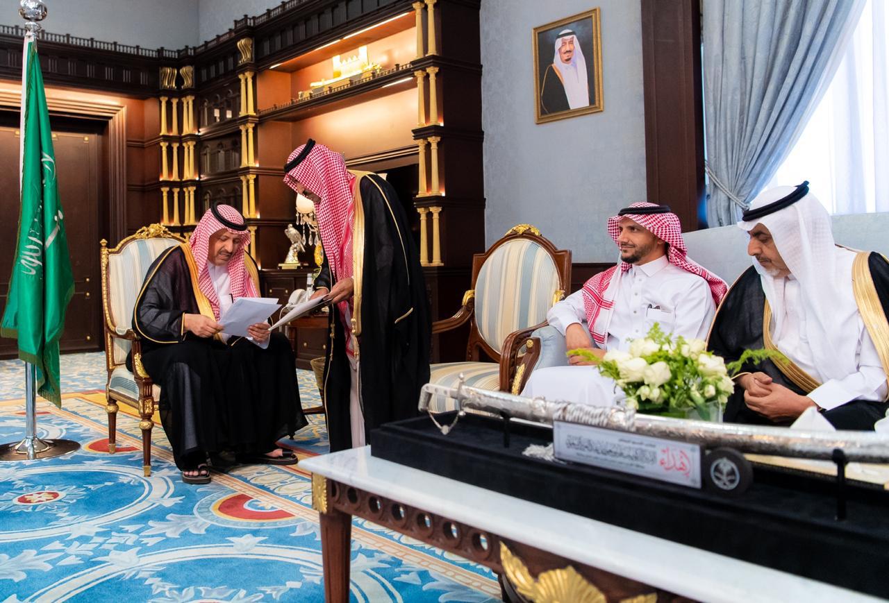 الأمير حسام يستقبل مدير عام فرع وزارة العمل والتنمية الإجتماعية بالباحة