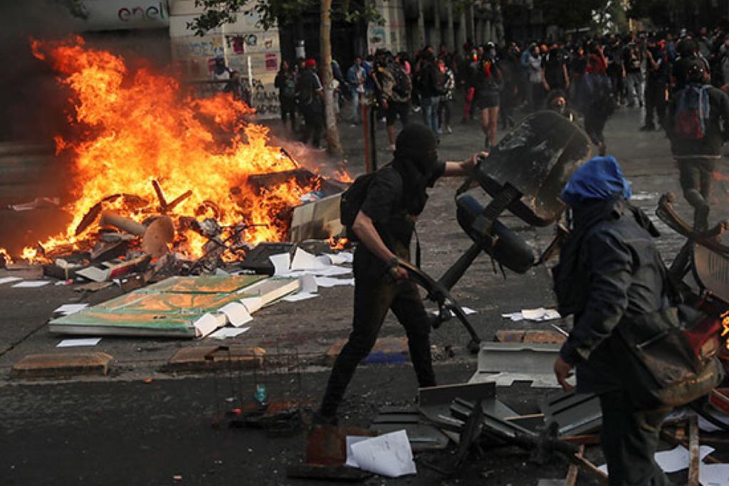 بالصور مواجهات عنيفة بين قوات الأمن والمحتجين فى تشيلى