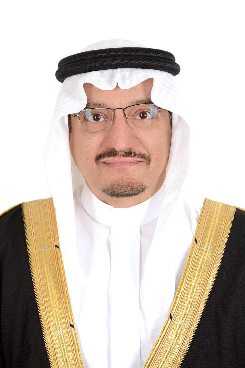وزير التعليم يُسلم الدكتور الزير وسام الملك عبدالعزيز من الدرجة الأولى