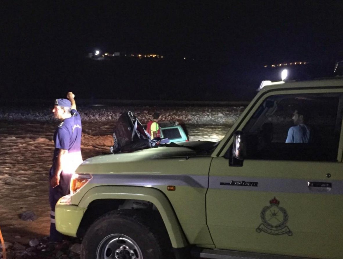 إنقاذ 7 أشخاص اُحتجزوا داخل سيارتهم بمجرى وادى الأبيض فى سلطنة عمان