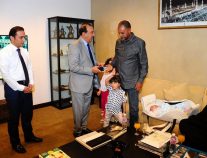 سفارة المملكة لدى تونس تستقبل التوأم السيامي الليبي أحمد ومحمد تمهيدًا لنقلهما إلى المملكة