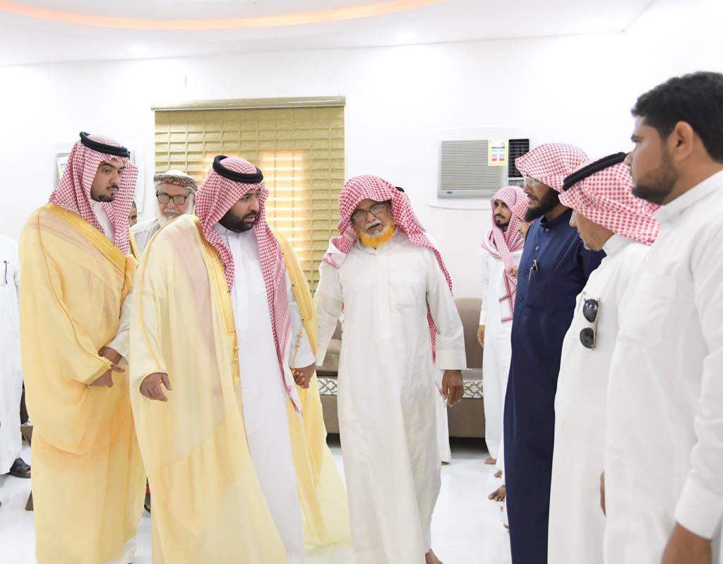 سمو الأمير محمد بن عبدالعزيز ينقل تعازي القيادة لوالد وذوي الشهيد “النجعي”