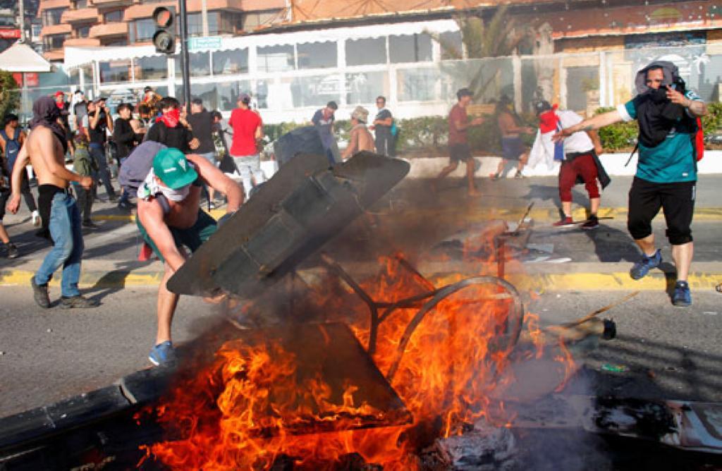 أعمال شغب واشتباكات بين المحتجين والشرطة فى تشيلى