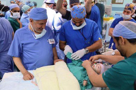 الدكتور الربيعة يعلن نجاح عملية فصل التوأم الليبي أحمد ومحمد في عملية استغرقت ١٤ ساعة.