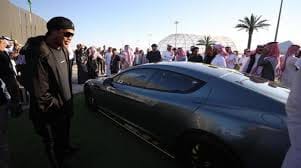 رونالدينهو” أول مشترٍ في مزاد معرض الرياض للسيارات بموسم الرياض