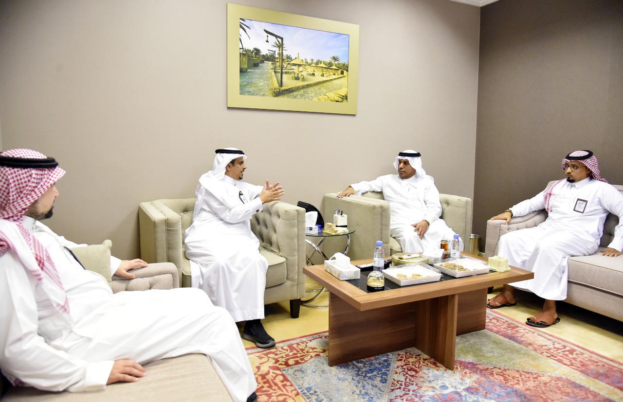 وكيل إمارة جازان للتنمية يلتقي مدير العلاقات بالشركة السعودية للكهرباء بالقطاع الجنوبي.