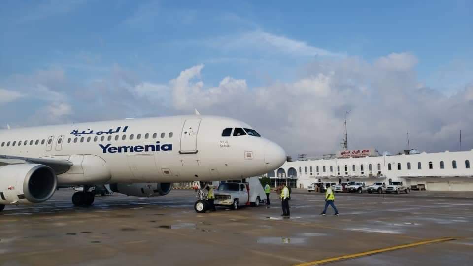 وصول أول رحلة لطيران اليمنية إلى مطار المكلا