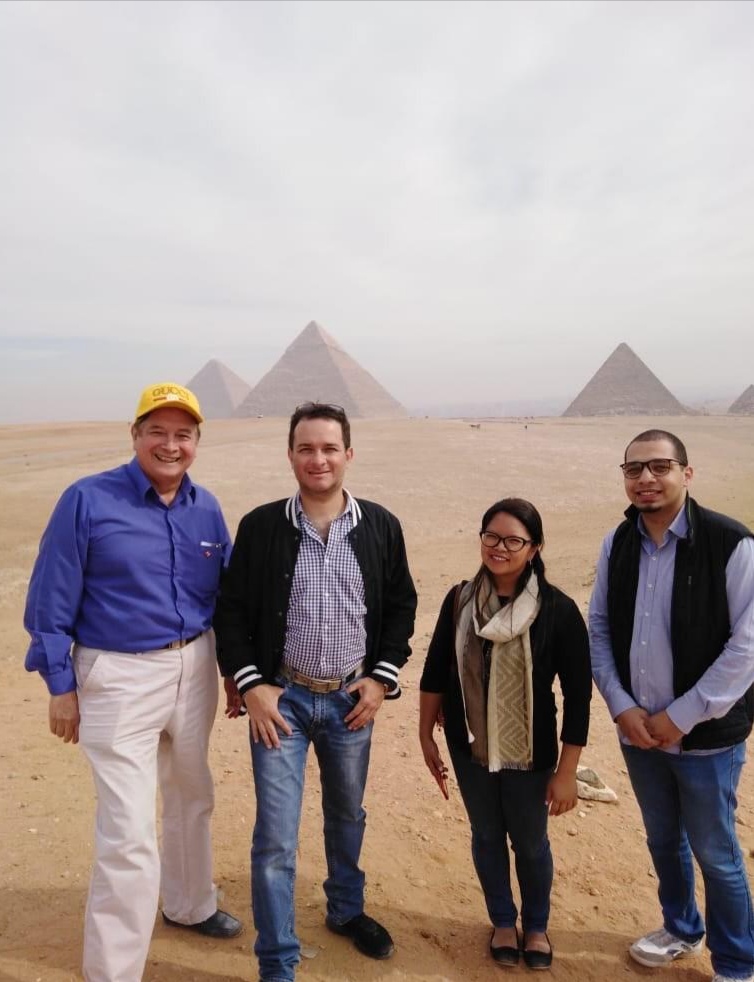 بالصور ..وزير السياحة بدولة بيرو يزور الاهرامات فى مصر