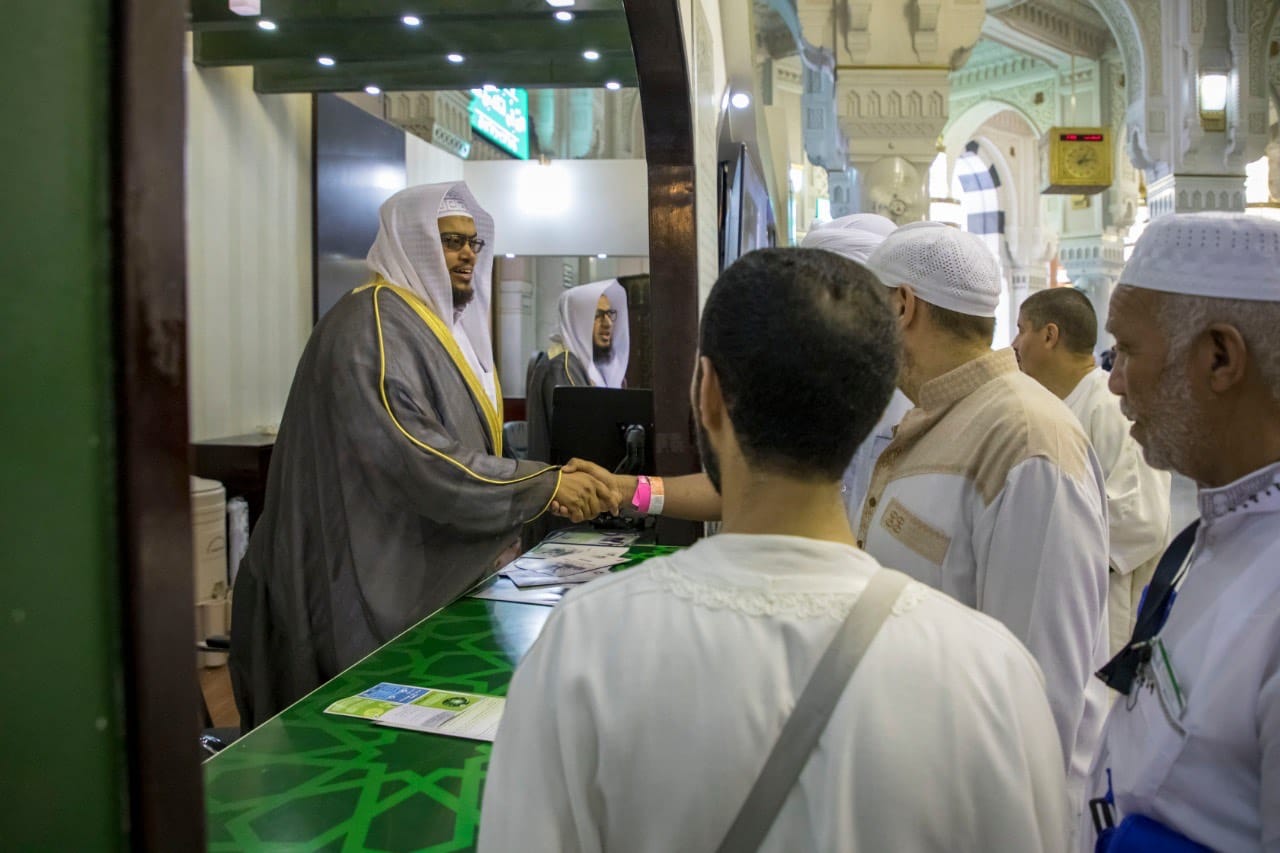مركز صفة العمرة ومركز الرسالة المحمدية يواصلان تقديم برامجهما التثقيفية والتوعوية بالمسجد الحرام