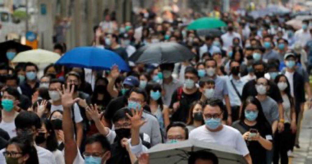 هونج كونج احتجاجا على استخدام الشرطة الغاز المسيل للدموع