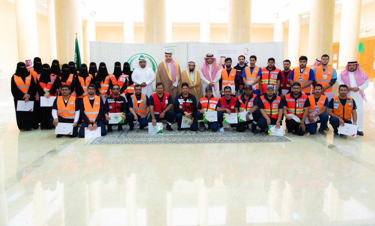 حسام بن سعود” يثمِّن جهود الهلال الأحمر في تعزيز العمل التطوعي