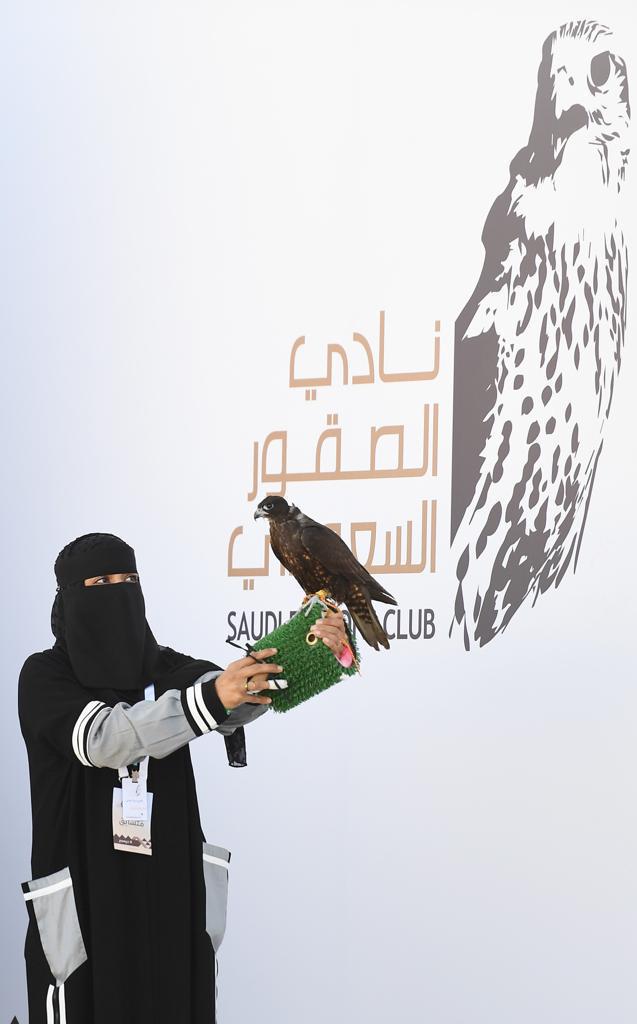 الخالدي.. أوَّل سعوديَّة تشارك في مهرجان الملك عبدالعزيز للصقور