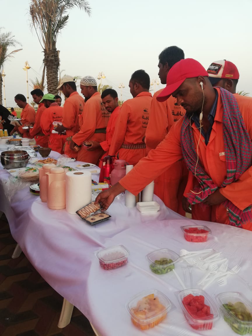 فريق السمو بجمعية رواد يُنظّم مائدة طعام لـ ٥٧ عامل نظافة بمحافظة بيش