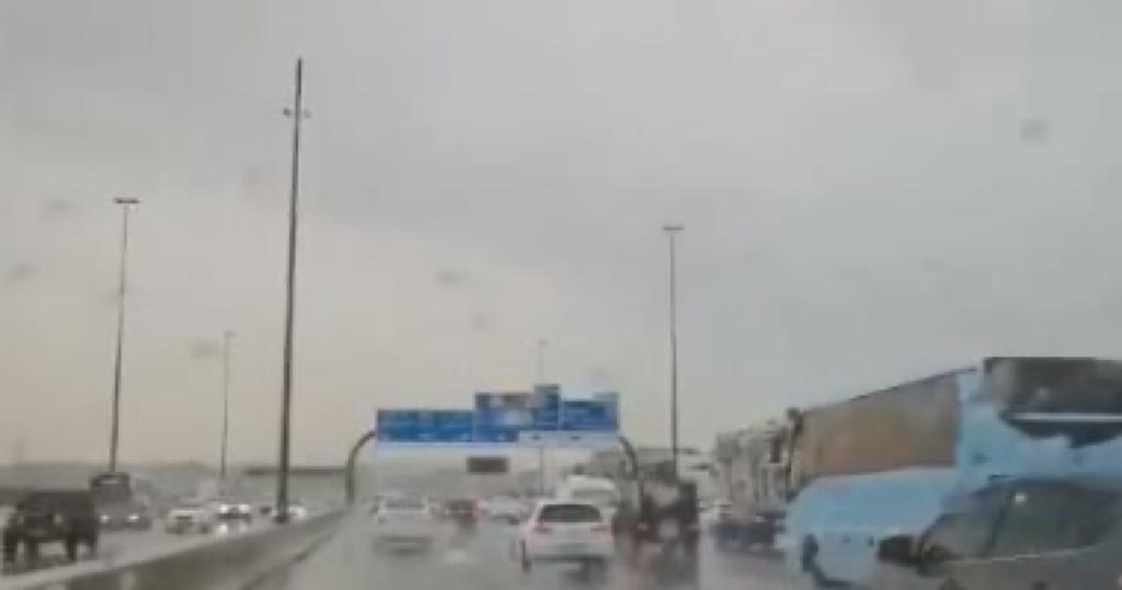 أمطار الإمارات تغرق الشوارع والميادين
