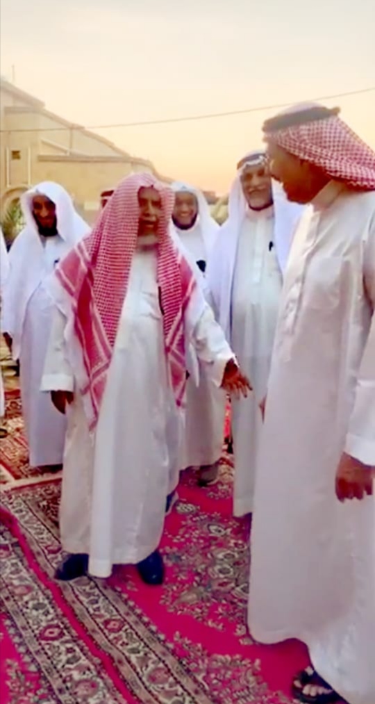 أمير جازان يزور الشيخ أحمد بشير قاضي التمييز السابق بمنزله