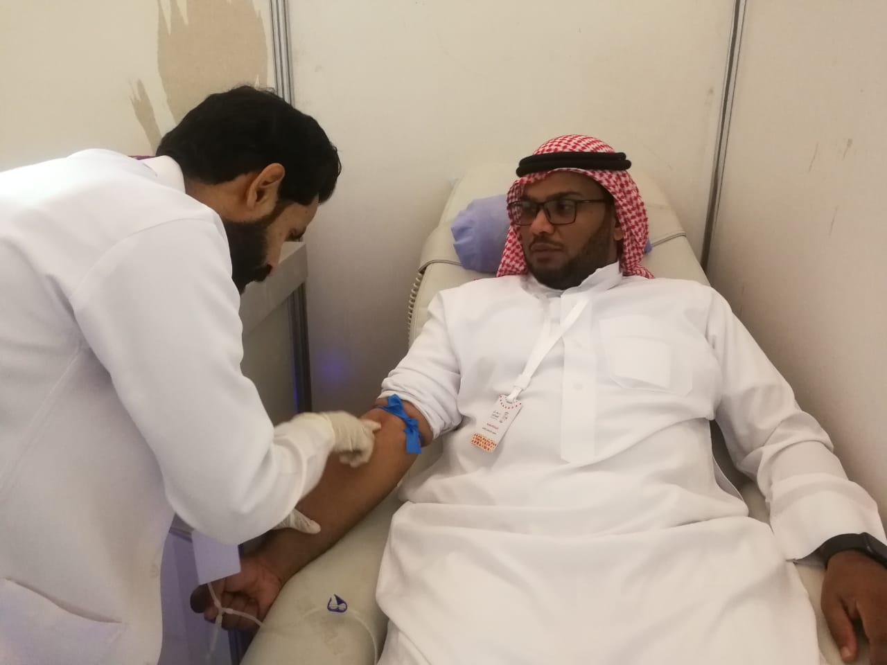 بنك الدم بمستشفى العيدابي يجذب زوار مهرجان العسل الخامس بالعيدابي