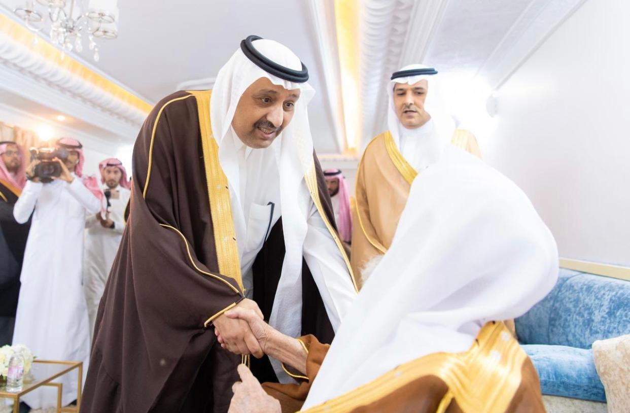 أمير الباحة يطمئن على صحه الشيخ حسين