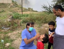 ” الصحة ” تعبر الجبال لمكافحة شلل الأطفال