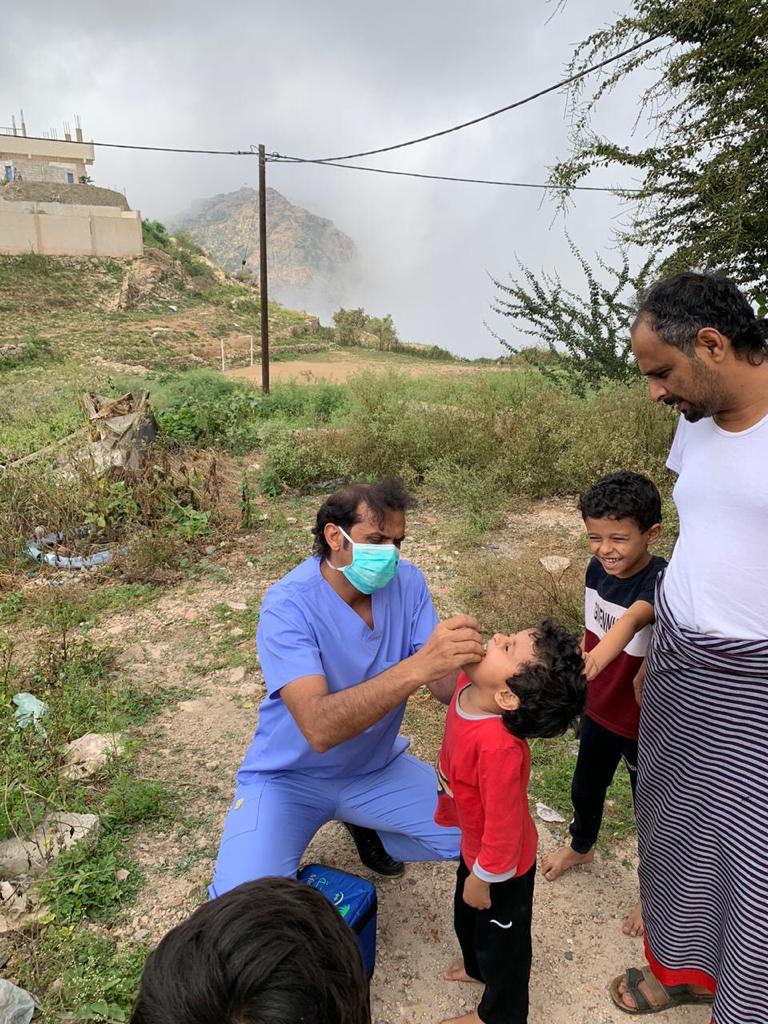 ” الصحة ” تعبر الجبال لمكافحة شلل الأطفال