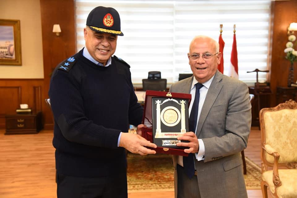 مُحافظ بورسعيد في مصر يستقبل قائد القوات البحرية