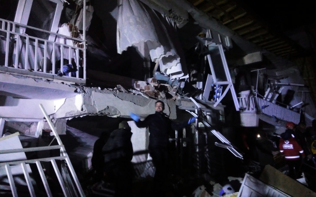 زلزال مدمر يضرب وسط وشرق تركيا