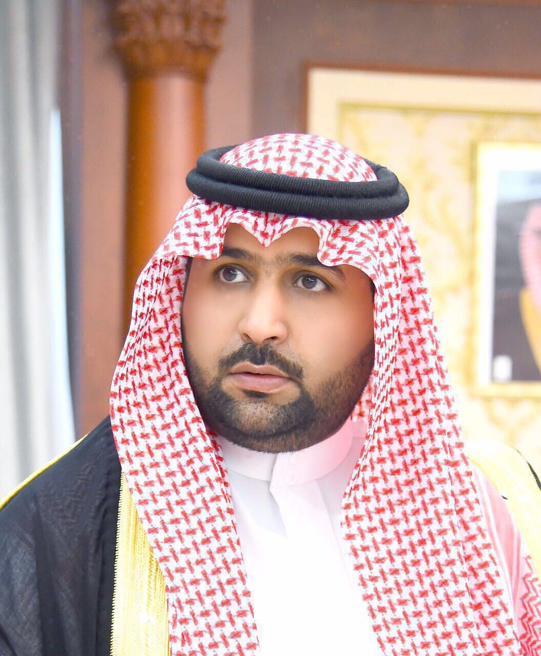 الأمير محمد بن عبدالعزيز يُقدم التعازي في وفاة الشيخ عبده حكمي
